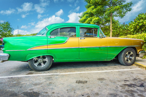 Vihreä Klassinen vuosikerta amerikkalainen auto pysäköity tiellä Kuubassa.  - Valokuva, kuva