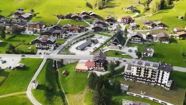Increíble vista aérea de Sappada, pequeña ciudad en las montañas Dolomitas, Italia - Imágenes, Vídeo