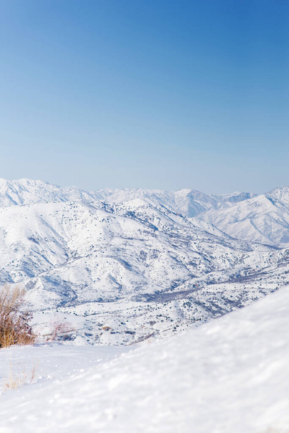 Το ορεινό θέρετρο Beldersay, Ουζμπεκιστάν. Πανόραμα των βουνών από το πέρασμα το χειμώνα - Φωτογραφία, εικόνα