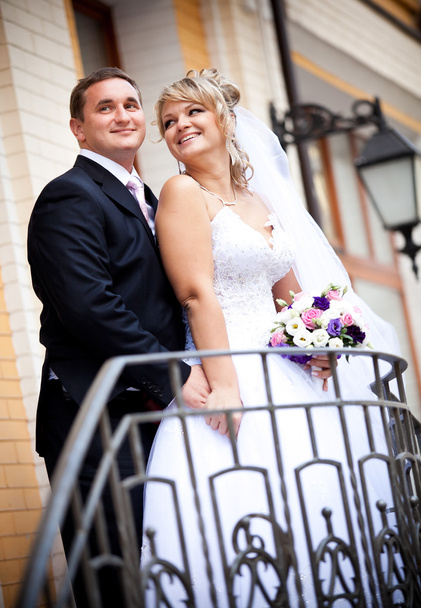 παντρεμένο ζευγάρι, στέκεται στη βεράντα και να ψάχνει ένας τρόπος - Φωτογραφία, εικόνα