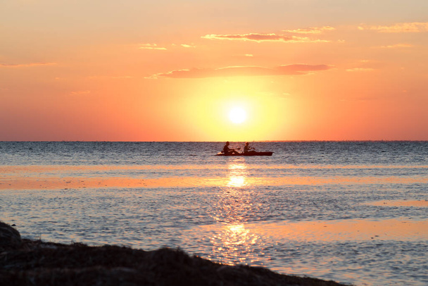 Hermoso paisaje marino. Puesta de sol en el mar con kayak en movimiento. Imagen: - Foto, Imagen