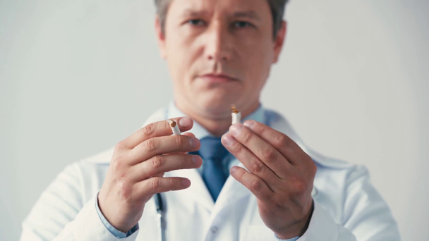 valikoiva painopiste lääkäri valkoisessa takissa rikkomatta savuke harmaa - Materiaali, video