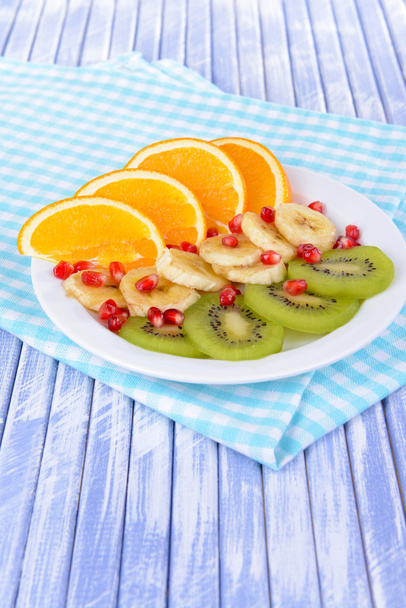 Sweet fresh fruits on plate on table close-up - Foto, imagen