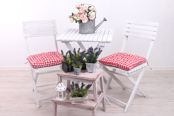 tuin stoelen en tafel met bloemen op houten voet op witte achtergrond - Foto, afbeelding