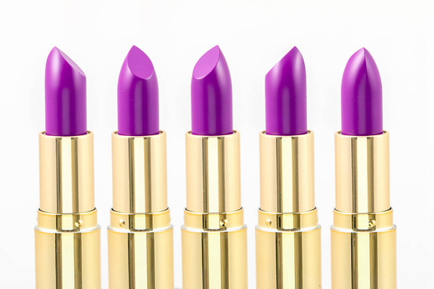 Zbliżenie fioletowe szminki w studio - Zdjęcie, obraz