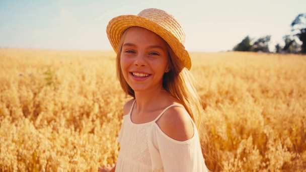 lány fehér ruha és szalma kalap mutatja hüvelykujját fel a búza mező  - Felvétel, videó