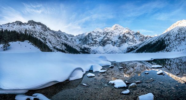 Hermoso panorama de montañas durante el invierno - Foto, imagen