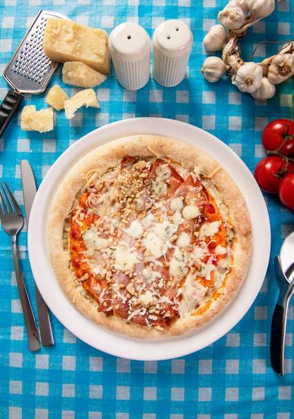 Leckere hausgemachte Pizza mit Schinken, Käse und Nüssen - Foto, Bild