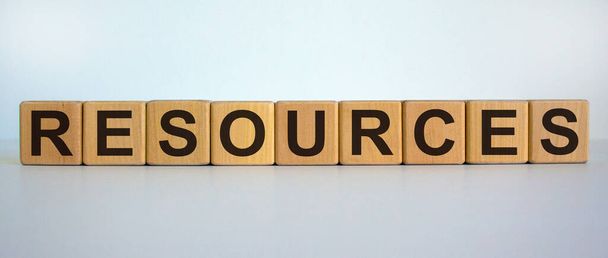 Word 'resources' on cubes on a beautiful white background. Business concept, copy space. - Foto, afbeelding