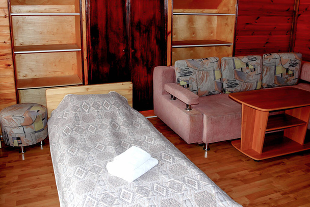 απλό εσωτερικό σε στυλ χώρα σε ένα ξύλινο σπίτι - Φωτογραφία, εικόνα