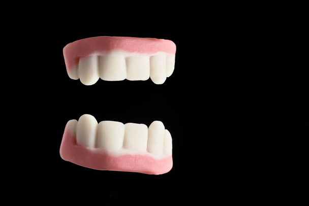 Хеллоуїн частування, жувальні зуби на чорному тлі з копіювальним простором
 - Фото, зображення