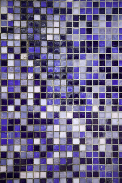 Διακοσμητικά μπλε πλακάκια στον εσωτερικό τοίχο, χειροποίητα, κατασκευή - Φωτογραφία, εικόνα