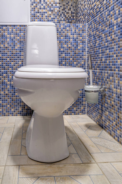 white ceramic toilet bowl in restroom  - Zdjęcie, obraz