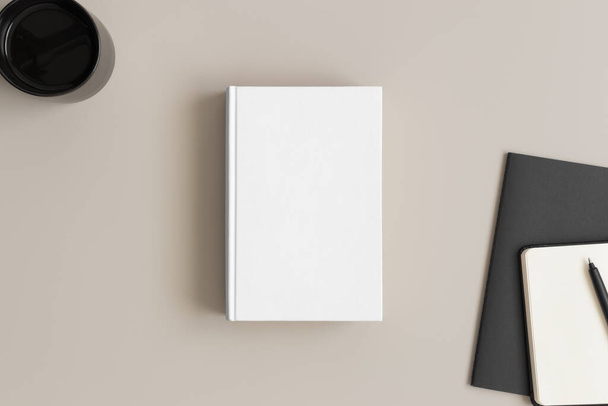 Mockup libro bianco con una tazza di caffè e accessori per spazi di lavoro su un tavolo beige. - Foto, immagini