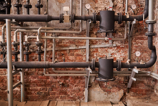 sistema de aquecimento antigo de um edifício industrial com muitos tubos e medidores de pressão - Foto, Imagem