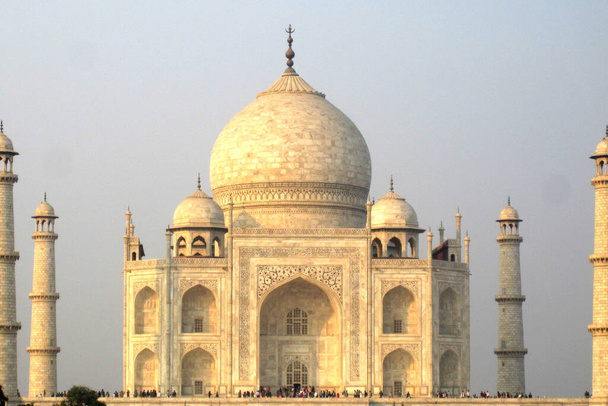 vista de marco completo del Taj Mahal, con multitud de personas - Foto, imagen