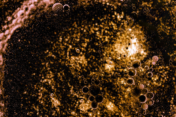 Patrón abstracto. Textura para diseño gráfico realizada con agua, aceite y tintes. Figuras como virus, células y planetas se forman en el universo - Foto, imagen