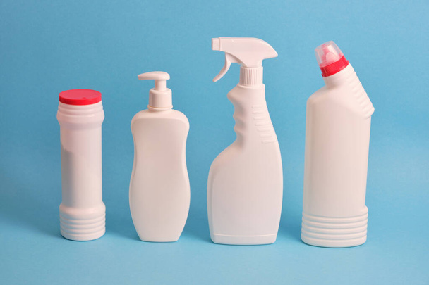 Bottiglie detergenti isolate su bianco. Prodotti chimici per la pulizia - Foto, immagini