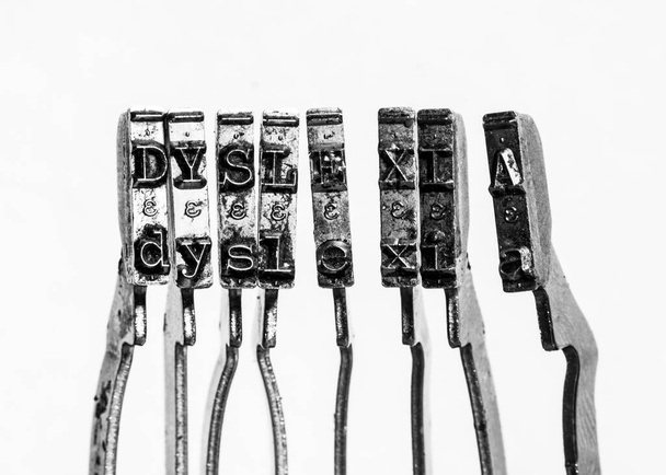 La parola DYSLEXIA con vecchi martelli da macchina da scrivere - Foto, immagini