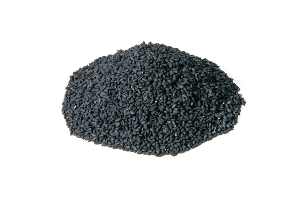 Czarne nasiona sezamu odizolowane na białym tle. Widoki z przodu, zbliżenie. - Zdjęcie, obraz