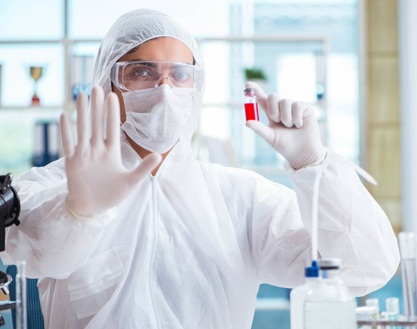 Chemiker arbeitet im Labor mit gefährlichen Chemikalien - Foto, Bild