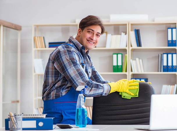 Male cleaner working in the office - Fotoğraf, Görsel