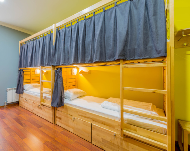 Las camas compartidas albergue dispuestos en la habitación - Foto, Imagen