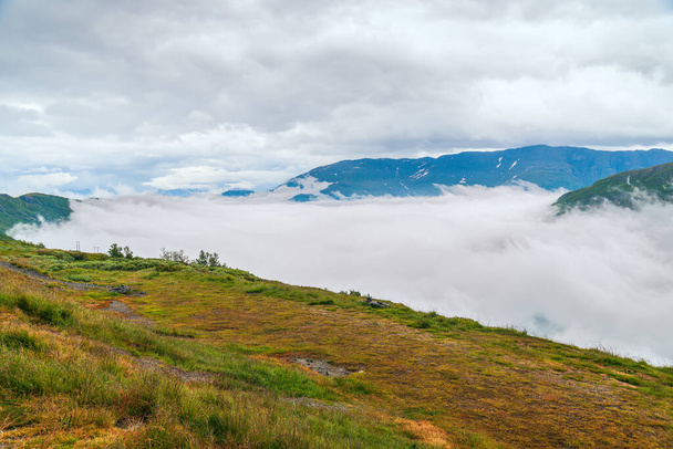Norjan valtatie 13:n varrella oleva kanjoni täynnä pilviä. Norja - Valokuva, kuva