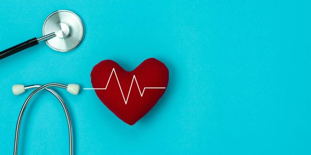Asztali nézet légi tartozékok egészségügyi és orvosi háttér koncepció.Vörös szív & sztetoszkóp design szívhullám kék papír.Lapos laikus ötlet orvos kezelésére & ellátás beteg kórházban. - Fotó, kép