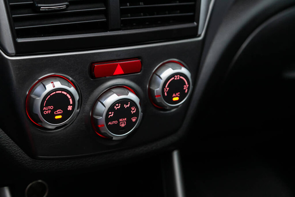 Κοντινό πλάνο οργάνων πίνακα αυτοκινήτων με climat άποψη ελέγχου με κουμπιά κλιματισμού- λεπτομέρειες και ελέγχους των σύγχρονων αυτοκινήτων - Φωτογραφία, εικόνα