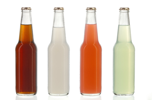 Четыре бутылки газировки, алкогольные напитки с капельками воды
 - Фото, изображение