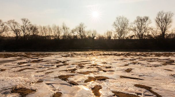 Холодным утром зимний день, на диком берегу реки, с морозом и снегом - Фото, изображение