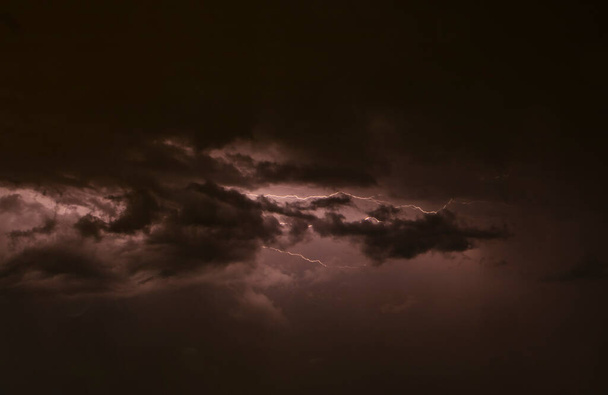 Bouřka blesků se mihne nad noční oblohou - Fotografie, Obrázek