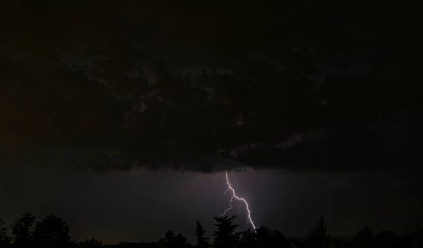 Bliksem onweer flits over de nachtelijke hemel - Foto, afbeelding