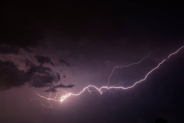 Bliksem onweer flits over de nachtelijke hemel - Foto, afbeelding