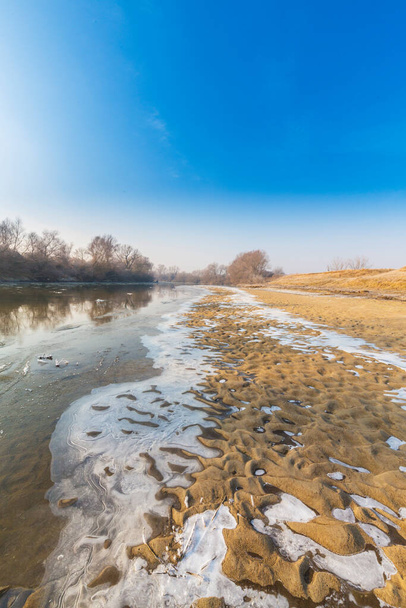Soğuk bir kış sabahı, vahşi bir nehir kıyısında, kar ve donla - Fotoğraf, Görsel
