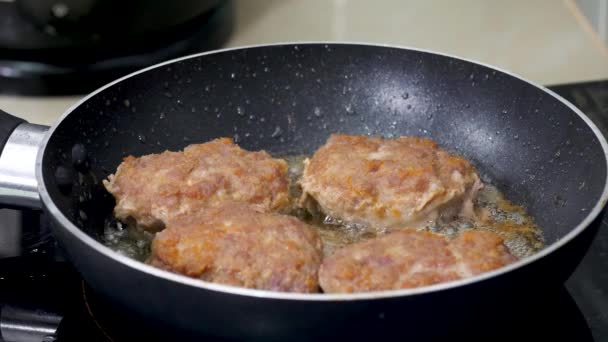 Freír la chuleta de filete de carne en sartén - Metraje, vídeo