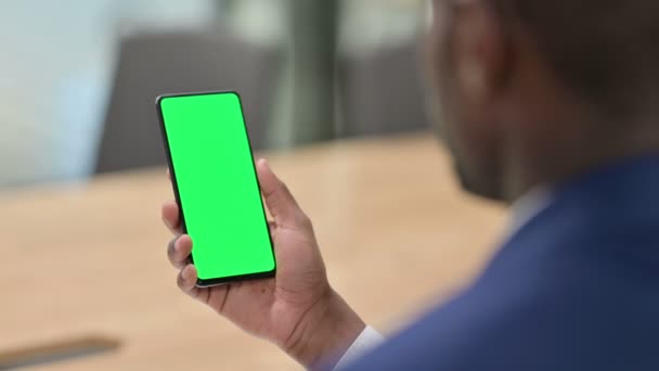 Afrikkalainen liikemies käyttäen Chroma Screen Smartphone - Materiaali, video