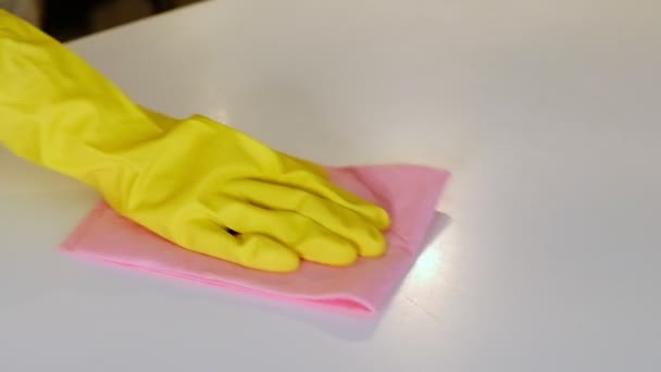 mano con guante de goma mesa de limpieza con esponja y detergente. mano con guante de goma mesa de limpieza con esponja y detergente - Imágenes, Vídeo