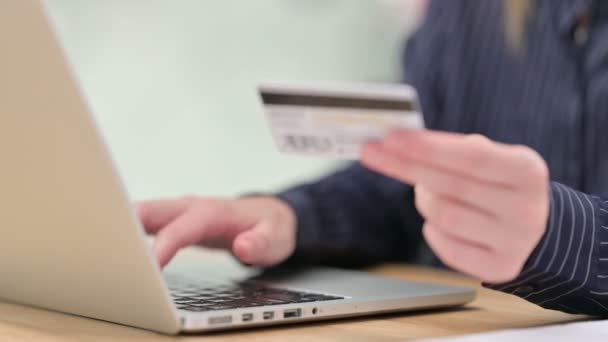Sluiten van online winkelen op laptop  - Video