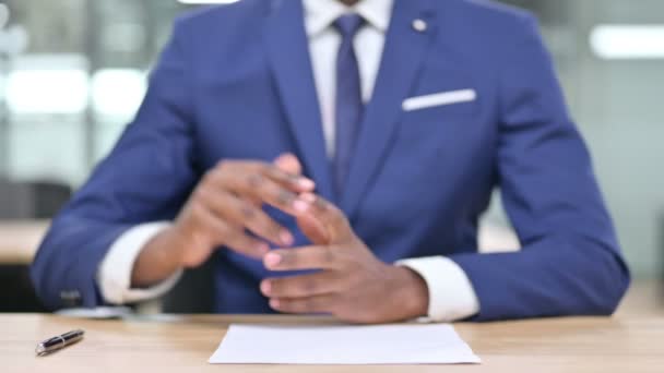 Hand van Afrikaanse zakenman tonen hand schudden gebaar  - Video