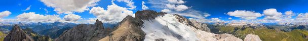 Marmolada, Alpes italianos. Increíble paisaje de verano de Dolomite Mountain Peaks. - Foto, Imagen