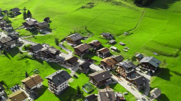Incredibile veduta aerea di Sappada, piccola città nelle Dolomiti, Italia. - Foto, immagini