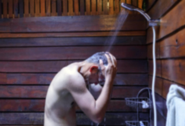 Fotos borradas de homens asiáticos tomando banho no banheiro para limpar o corpo e relaxar com o banho e tomar banho da cabeça e do corpo, pessoas asiáticas tomando banho no banheiro, Intenção de borrar a foto - Foto, Imagem