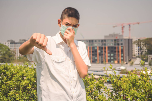 Coronavirus Covid-19 und das PM2,5 Luftverschmutzungskonzept. Asiatischer Junge  - Foto, Bild