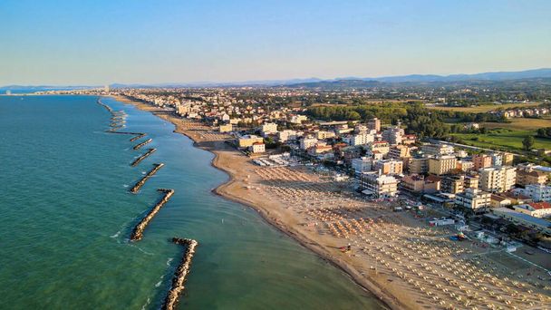 Yaz mevsiminde İHA 'dan Torre Pedrera Sahili' nin havadan görüntüsü, Rimini, İtalya. - Fotoğraf, Görsel