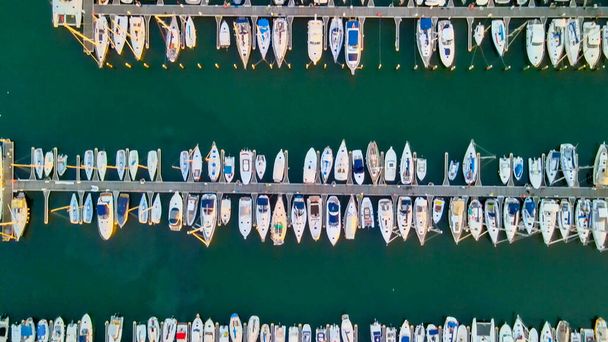 Вид сверху на порт Римини с причальными лодками, Италия. - Фото, изображение