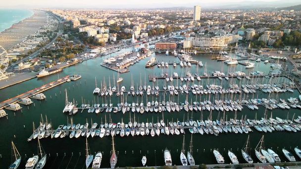 Veduta aerea del porto di Rimini e delle barche attraccate nella stagione estiva. - Foto, immagini