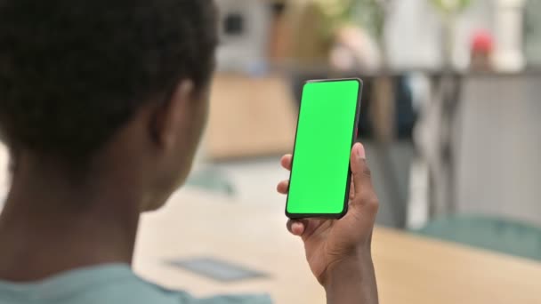African Man Korzystanie ze smartfona z zielonym ekranem Chroma  - Materiał filmowy, wideo