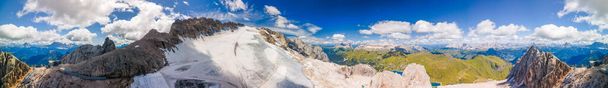 Atemberaubender Gletscher der Marmolada in der Sommersaison, Panorama-Luftaufnahme. - Foto, Bild
